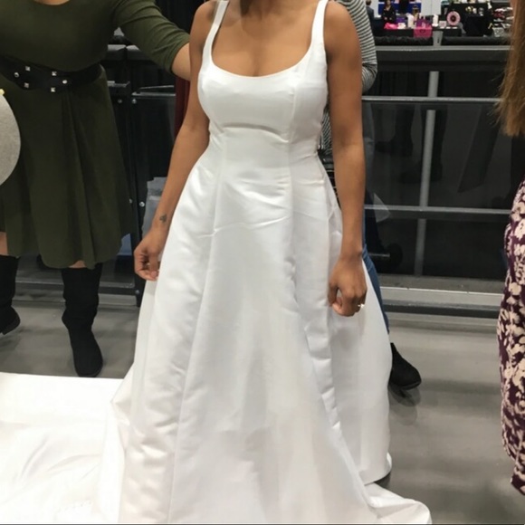 Wedding Dress | scoop neck with button train - Picture 4 of 4